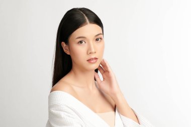 Beyaz arka planda temiz tenli güzel Asyalı kadın, yüz bakımı, yüz bakımı, kozmetoloji, güzellik ve kaplıca, Asyalı kadın portresi.