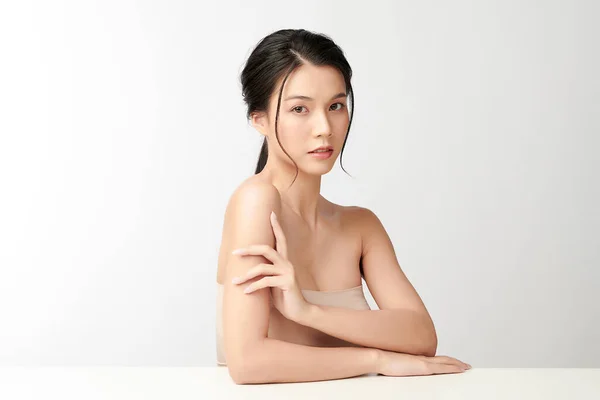 Прекрасна Молода Азіатка Чистою Свіжою Шкірою Білому Тлі Догляд Обличчям — стокове фото