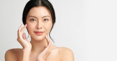 Beyaz arka planda temiz tenli güzel Asyalı kadın, yüz bakımı, yüz bakımı, kozmetoloji, güzellik ve kaplıca, Asyalı kadın portresi.