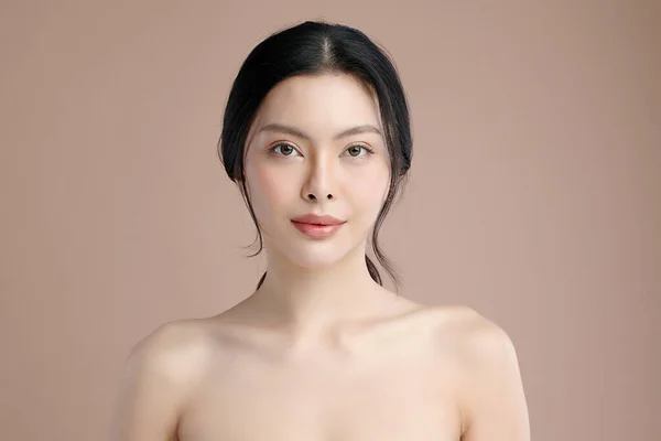 Gyönyörű Fiatal Ázsiai Tiszta Friss Bőr Bézs Háttér Arcápolás Arckezelés — Stock Fotó