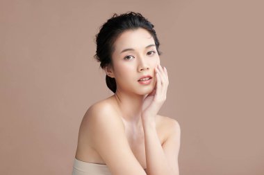 Taze bej arkaplan, yüz bakımı, yüz bakımı, kozmetoloji, güzellik ve kaplıca, Asyalı kadın portresi.
