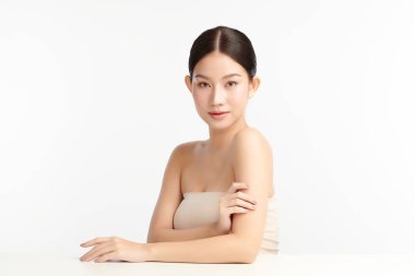 Beyaz arka planda temiz tenli güzel Asyalı kadın, yüz bakımı, yüz bakımı, kozmetoloji, güzellik ve kaplıca, Asyalı kadın portresi.