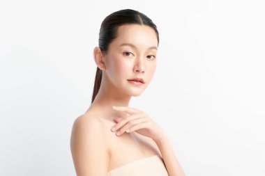 Beyaz arka planda temiz tenli güzel Asyalı kadın, yüz bakımı, yüz bakımı, kozmetoloji, güzellik ve kaplıca, Asyalı kadın portresi.
