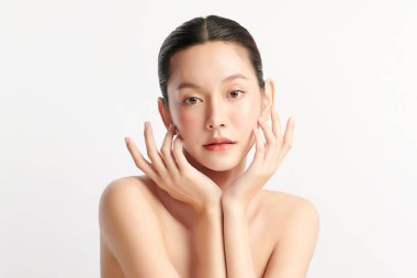 Beyaz arka planda temiz tenli güzel Asyalı kadın, yüz bakımı, yüz bakımı, kozmetoloji, güzellik ve kaplıca, Asyalı kadın portresi.