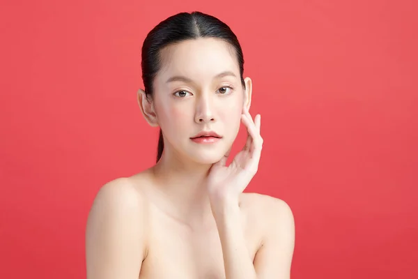 美丽的年轻亚洲女人 有着鲜红的背景 脸蛋护理 面部护理 美容美发 美容美发 亚洲女性肖像 — 图库照片