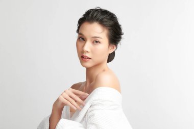 Beyaz arka planda temiz tenli güzel Asyalı kadın, yüz bakımı, yüz bakımı, kozmetoloji, güzellik ve kaplıca, Asyalı kadın portresi.
