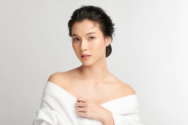 Beyaz arka planda temiz tenli güzel Asyalı kadın, yüz bakımı, yüz bakımı, kozmetoloji, güzellik ve kaplıca, Asyalı kadın portresi.