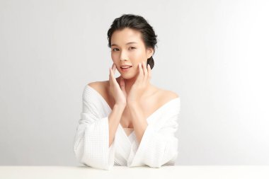 Beyaz arka planda temiz tenli güzel Asyalı kadın, yüz bakımı, yüz bakımı, kozmetoloji, güzellik ve kaplıca, Asyalı kadın portresi.