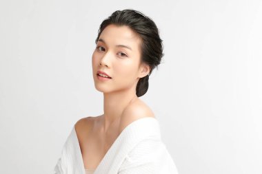 Beyaz arka planda temiz tenli güzel Asyalı kadın, yüz bakımı, yüz bakımı, kozmetoloji, güzellik ve kaplıca, Asyalı kadın portresi.