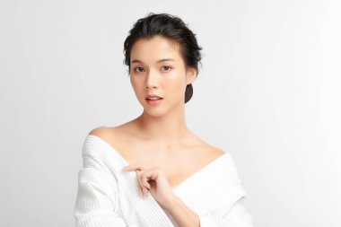 Beyaz arka planda temiz tenli güzel Asyalı kadın, yüz bakımı, yüz bakımı, kozmetoloji, güzellik ve kaplıca, Asyalı kadın portresi.