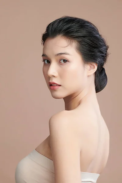 Krásná Mladá Asijská Žena Čistou Svěží Pletí Béžovém Pozadí Péče — Stock fotografie
