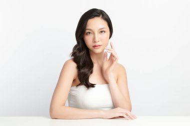 Beyaz arka planda temiz tenli güzel Asyalı kadın, yüz bakımı, yüz bakımı, kozmetoloji, güzellik ve kaplıca, Asyalı kadın portresi.