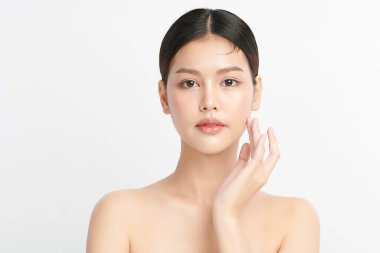 Beyaz arka planda temiz tenli güzel Asyalı kadın, yüz bakımı, yüz bakımı, kozmetoloji, güzellik ve kaplıca, Asyalı kadın portresi.