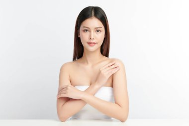 Beyaz arka planda temiz tenli güzel Asyalı kadın, yüz bakımı, yüz bakımı, kozmetoloji, güzellik ve kaplıca, Asyalı kadın portresi.