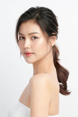 Beyaz arka planda temiz tenli güzel Asyalı kadın, yüz bakımı, yüz bakımı, kozmetoloji, güzellik ve kaplıca, Asyalı kadın portresi.