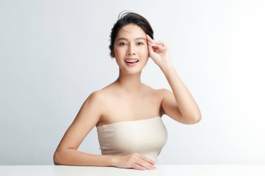 Beyaz arka planda temiz tenli güzel Asyalı kadın, yüz bakımı, yüz bakımı, kozmetoloji, güzellik ve kaplıca, Asyalı kadın portresi.