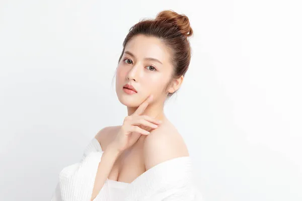 Beyaz Arka Planda Temiz Tenli Güzel Asyalı Kadın Yüz Bakımı — Stok fotoğraf
