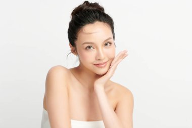 Beyaz arka planda temiz tenli güzel Asyalı kadın, yüz bakımı, yüz bakımı, kozmetoloji, güzellik ve kaplıca, Asyalı kadın portresi.
