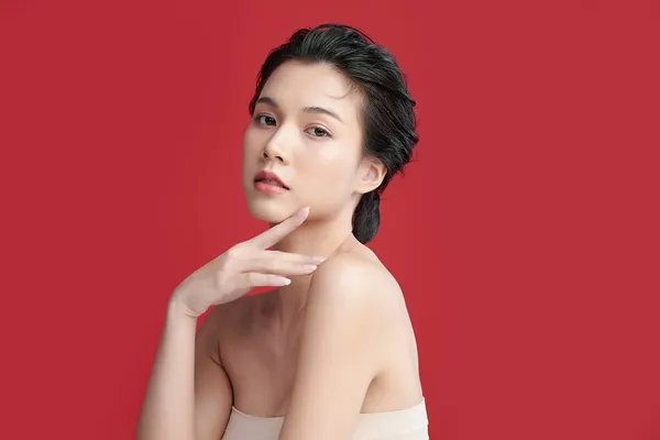 赤の背景にきれいな新鮮な肌を持つ美しい若いアジアの女性 顔のケア 顔の治療 美容とスパ アジアの女性の肖像画 — ストック写真