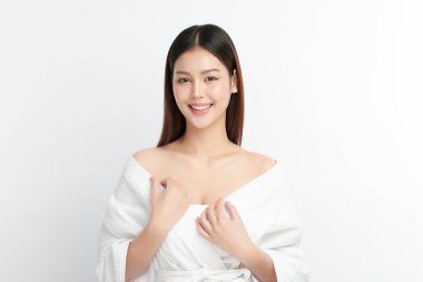 Beyaz arka planda temiz tenli güzel Asyalı kadın, yüz bakımı, yüz bakımı, kozmetoloji, güzellik ve kaplıca, Asyalı kadın portresi.