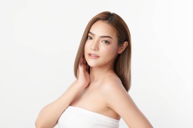 Beyaz arka planda temiz tenli güzel Asyalı kadın, yüz bakımı, yüz bakımı, kozmetoloji, güzellik ve kaplıca, Asyalı kadın portresi.