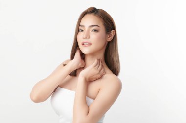 Beyaz arka planda temiz tenli güzel Asyalı kadın, yüz bakımı, yüz bakımı, kozmetoloji, güzellik ve kaplıca, Asyalı kadın portresi.