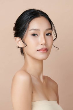 Taze bej arkaplan, yüz bakımı, yüz bakımı, kozmetoloji, güzellik ve kaplıca, Asyalı kadın portresi.