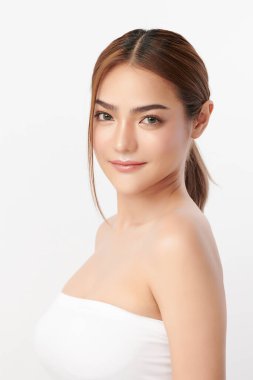 Beyaz arka planda temiz tenli güzel Asyalı kadın, yüz bakımı, yüz bakımı, kozmetoloji, güzellik ve kaplıca, Asyalı kadın portresi.