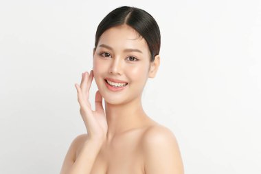 Beyaz arka planda temiz tenli güzel Asyalı kadın, yüz bakımı, yüz bakımı, kozmetoloji, güzellik ve kaplıca, Asyalı kadın portresi.