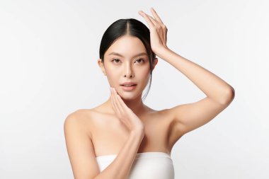 Beyaz arka planda temiz tenli güzel Asyalı kadın, yüz bakımı, yüz bakımı, kozmetoloji, güzellik ve kaplıca, Asyalı kadın portresi.