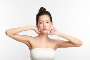 Beyaz arka planda temiz tenli güzel Asyalı kadın, yüz bakımı, yüz bakımı, kozmetoloji, güzellik ve kaplıca, Asyalı kadın portresi.