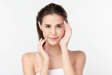 Beyaz arka planda temiz tenli güzel Asyalı kadın, yüz bakımı, yüz bakımı, kozmetoloji, güzellik ve kaplıca, Asyalı kadın portresi.