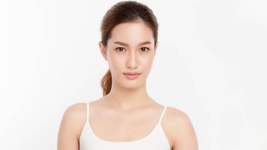 Beyaz arka planda temiz tenli güzel Asyalı kadın, yüz bakımı, yüz bakımı, kozmetoloji, güzellik ve kaplıca, Asyalı kadın portresi.