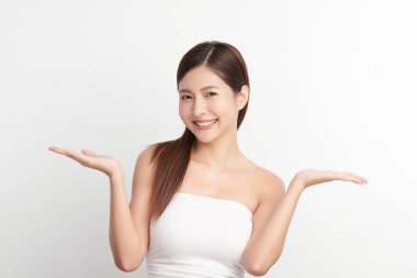 Beyaz arka planda temiz tenli güzel Asyalı kadın, yüz bakımı, yüz bakımı, kozmetoloji, güzellik ve kaplıca, Asyalı kadın portresi.