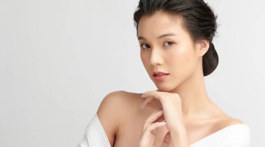 Beyaz arka planda temiz tenli güzel Asyalı kadın, yüz bakımı, yüz bakımı, kozmetoloji, güzellik ve kaplıca, Asyalı kadın portresi.