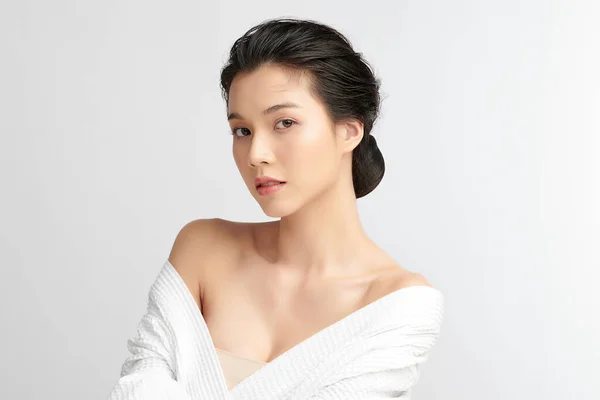 Schöne Junge Asiatin Bademantel Auf Weißem Hintergrund Gesichtspflege Gesichtsbehandlung Kosmetologie — Stockfoto
