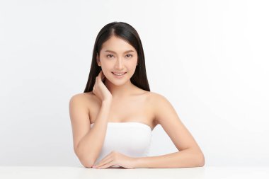 Beyaz arka planda temiz tenli güzel Asyalı kadın, yüz bakımı, yüz bakımı, kozmetoloji, güzellik ve kaplıca, Asyalı kadın portresi.