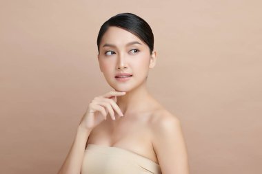 Taze bej arkaplan, yüz bakımı, yüz bakımı, kozmetoloji, güzellik ve kaplıca, Asyalı kadın portresi.