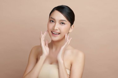 Taze bej arkaplan, yüz bakımı, yüz bakımı, kozmetoloji, güzellik ve kaplıca, Asyalı kadın portresi.