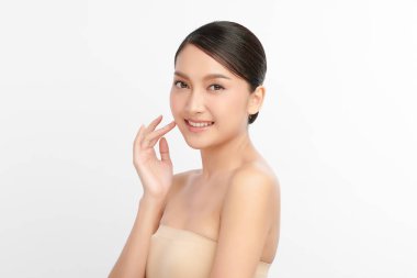 Beyaz arka planda temiz tenli güzel Asyalı kadın, yüz bakımı, yüz bakımı, kozmetoloji, güzellik ve kaplıca, Asyalı kadın portresi.