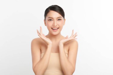 Beyaz arka planda temiz tenli güzel Asyalı kadın, yüz bakımı, yüz bakımı, kozmetoloji, güzellik ve kaplıca, Asyalı kadın portresi.