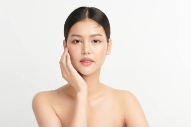 Beyaz arka planda temiz tenli güzel Asyalı kadın, yüz bakımı, yüz bakımı, kozmetoloji, güzellik ve kaplıca, Asyalı kadın portresi.