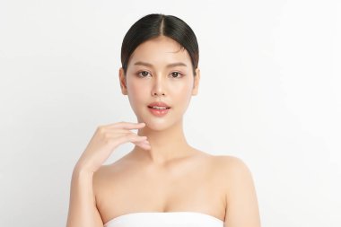 Beyaz arka planda temiz tenli güzel Asyalı kadın, yüz bakımı, yüz bakımı, kozmetoloji, güzellik ve kaplıca, Asyalı kadın portresi.