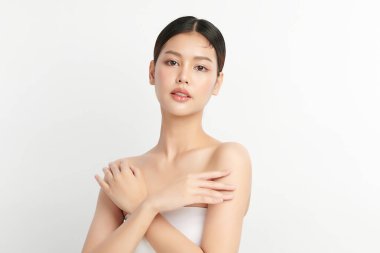 Beyaz arka planda temiz tenli güzel Asyalı kadın, yüz bakımı, yüz bakımı, kozmetoloji, güzellik ve kaplıca, Asyalı kadın portresi.