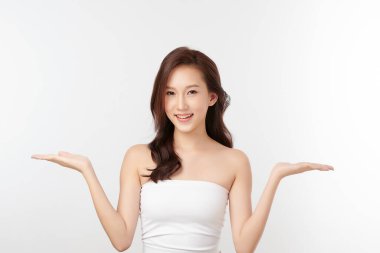 Beyaz arka planda temiz tenli güzel Asyalı kadın, yüz bakımı, yüz bakımı, kozmetoloji, güzellik ve kaplıca, Asyalı kadın portresi.