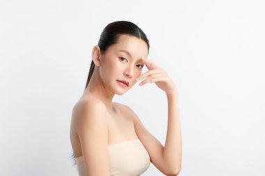 Beyaz arka planda temiz tenli güzel Asyalı kadın, yüz bakımı, yüz bakımı, kozmetoloji, güzellik ve kaplıca, Asyalı kadın portresi.