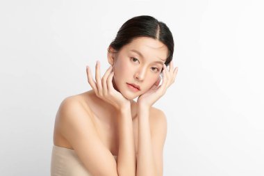 Beyaz arka planda temiz tenli güzel Asyalı kadın, yüz bakımı, yüz bakımı, kozmetoloji, güzellik ve kaplıca, Asyalı kadın portresi.