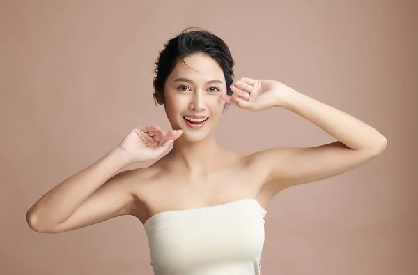 Όμορφη Νεαρή Ασιατική Γυναίκα Σηκώνοντας Χέρια Για Αναδείξουν Καθαρές Και — Φωτογραφία Αρχείου