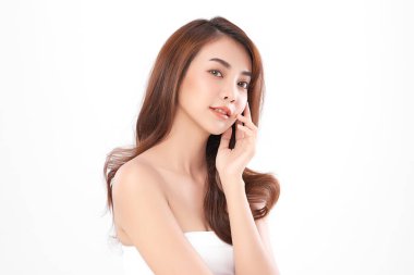 Beyaz arka planda temiz tenli güzel Asyalı kadın, yüz bakımı, yüz bakımı, kozmetoloji, güzellik ve kaplıca, Asyalı kadın portresi.