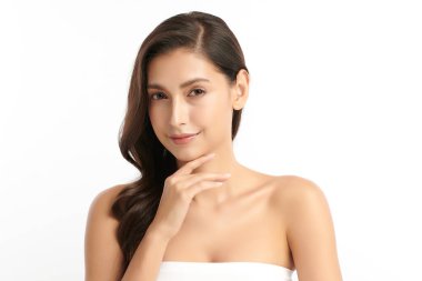 Beyaz arka planda temiz tenli güzel Asyalı kadın, yüz bakımı, yüz bakımı, kozmetoloji, güzellik ve kaplıca, Asyalı kadın portresi.